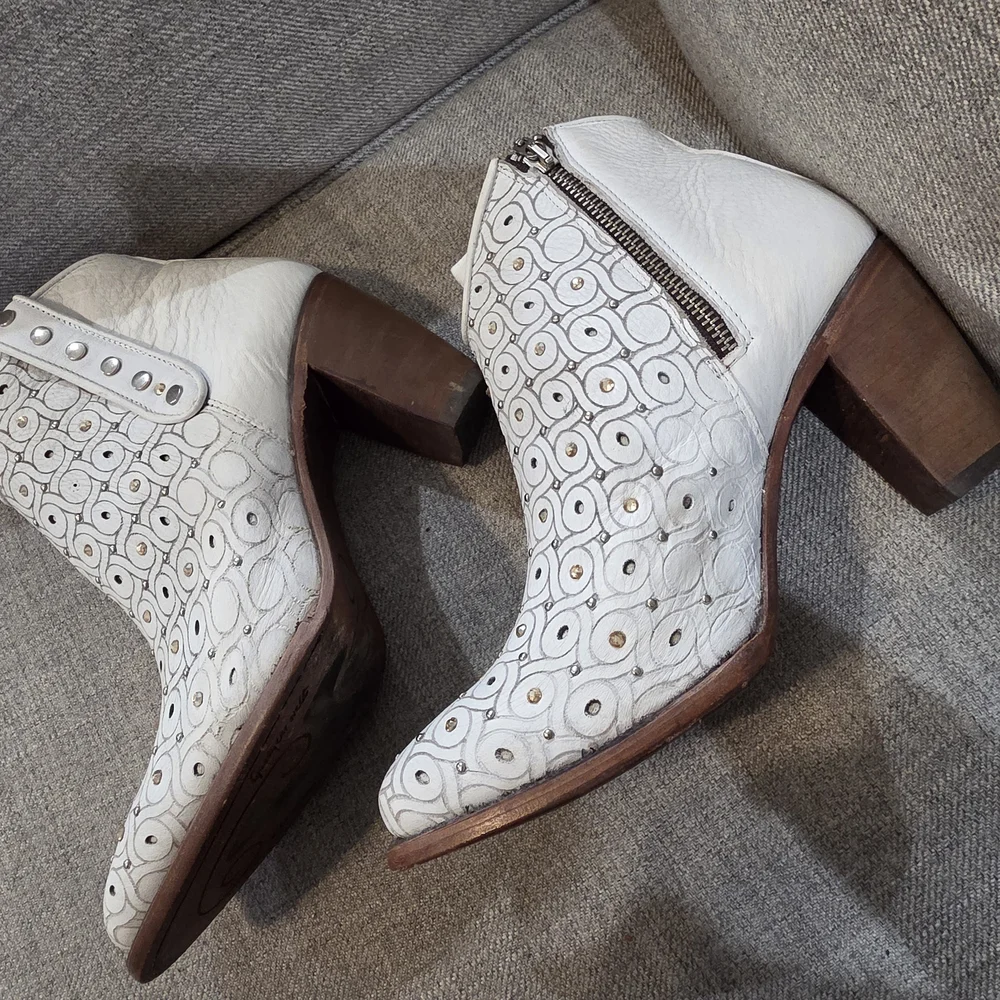 Elegant Patterned Ankle Boots - Picture 7 of 8